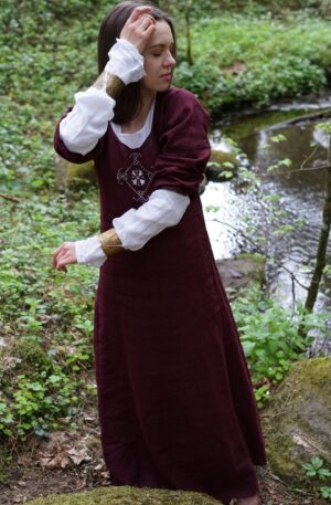 Ilga lininė suknelė, tamsiai vyšninė, platėjanti - 150 cm